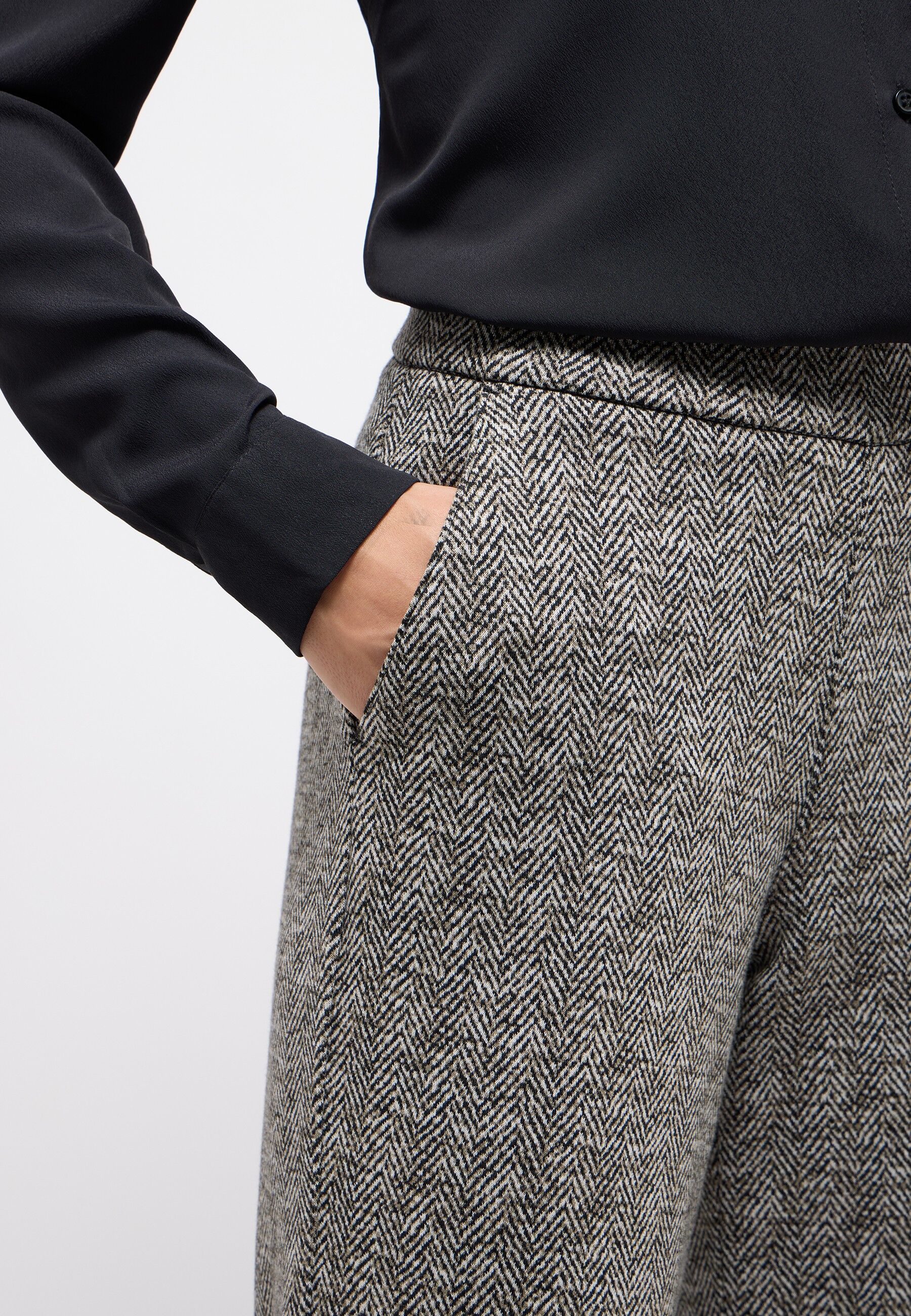 Schlupfhose ANGELS "LIZ EASY", Damen, Gr. 40, Länge 28, grau (schwarz), Web, Obermaterial: 66% Baumwolle, 33% Viskose, 1% Elasthan, gemustert, relaxed fit lang, Hosen Schlupfhose, mit Fischgrätmuster schwarz 40, Länge 28