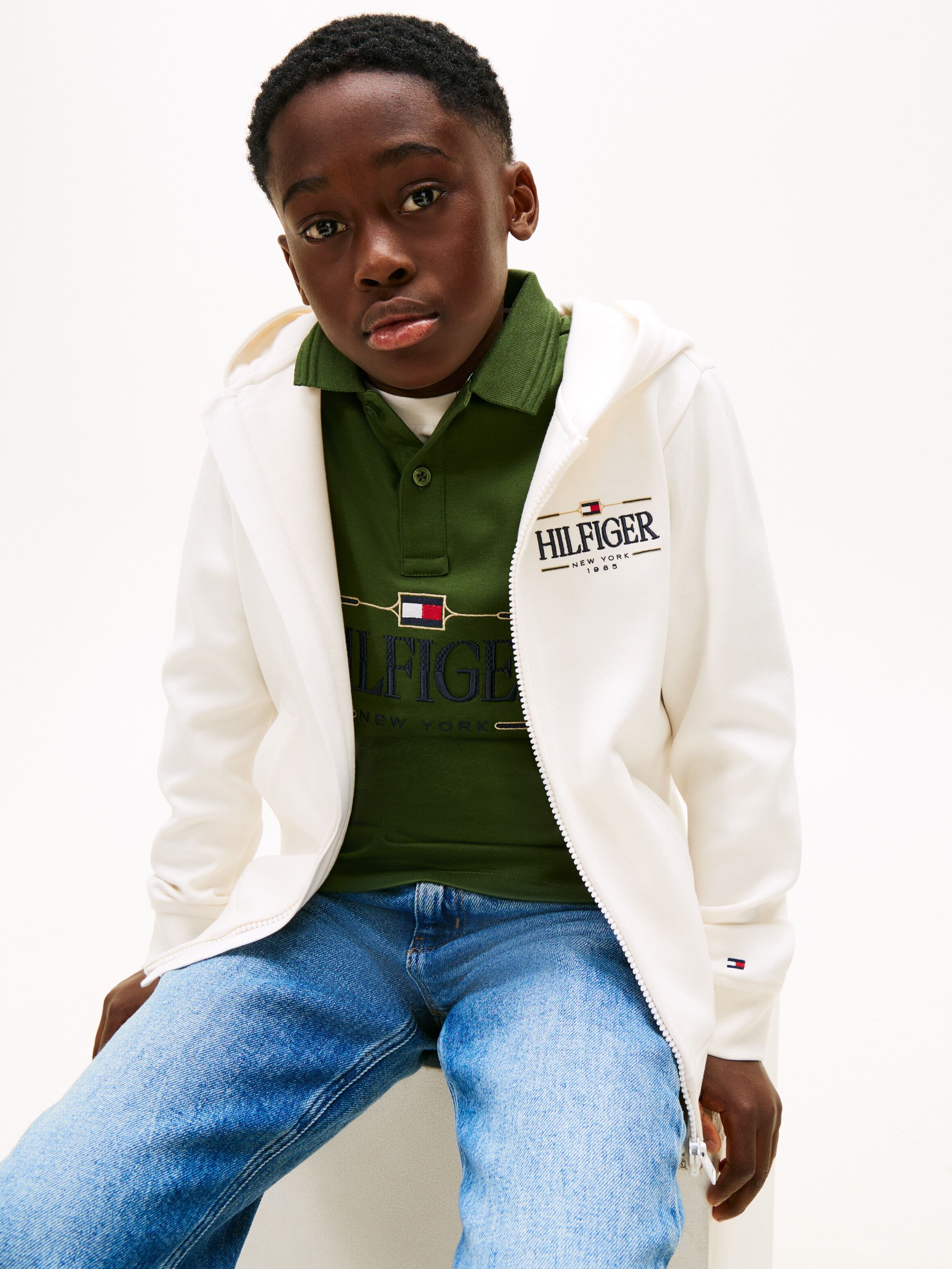 Sweatjacke TOMMY HILFIGER, Jungen, Gr. 8 (128), weiss (ancient weiß), Sweatware, Obermaterial: 82% Baumwolle, 18% Polyester, unifarben, regular fit normal, Rundhals, eingesetzt Rippbündchen, Sweatjacken Sweatjacke, Regular fit, für Kinder bis 16 Jahre anc