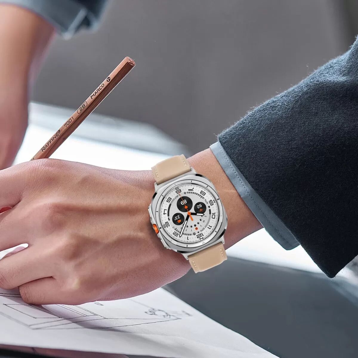 INF Armband aus Kunstleder mit Dornschließe, kompatibel mit Samsung Galaxy Watch 8 (40/44/46) – atmungsaktiv, schweißabweisend, cremefarben