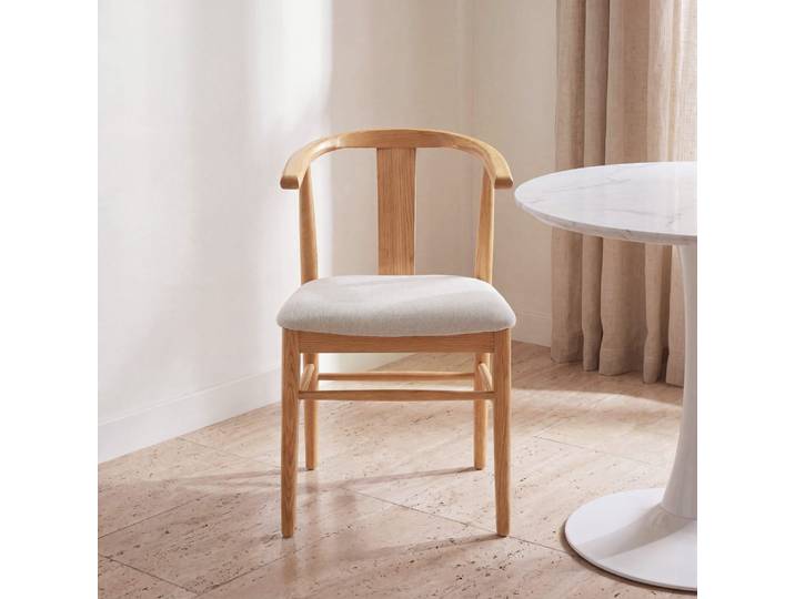 Cremefarbener Stuhl mit Beinen aus massiver Eiche.
