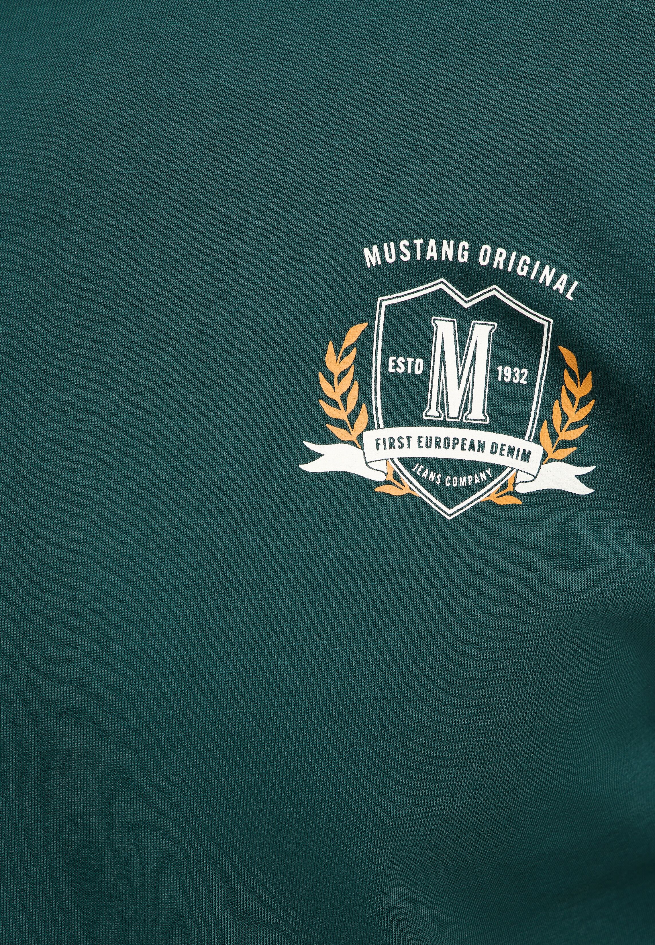 Kurzarmshirt MUSTANG "Style Austin", Herren, Gr. XL, grün (pine grove), Jersey, Obermaterial: 100% Baumwolle, bedruckt, regular fit hüftbedeckend, Rundhals, abgesteppte Kante, Shirts Kurzarmshirt, Markenprint pine grove XL