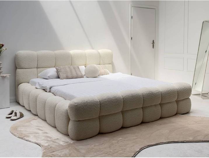 yourhouse24 Polsterbett Design-Bett im Cloud-Look – Hohes Fußteil, Bouclé-Stoff, Bubble-Optik & Japandi
