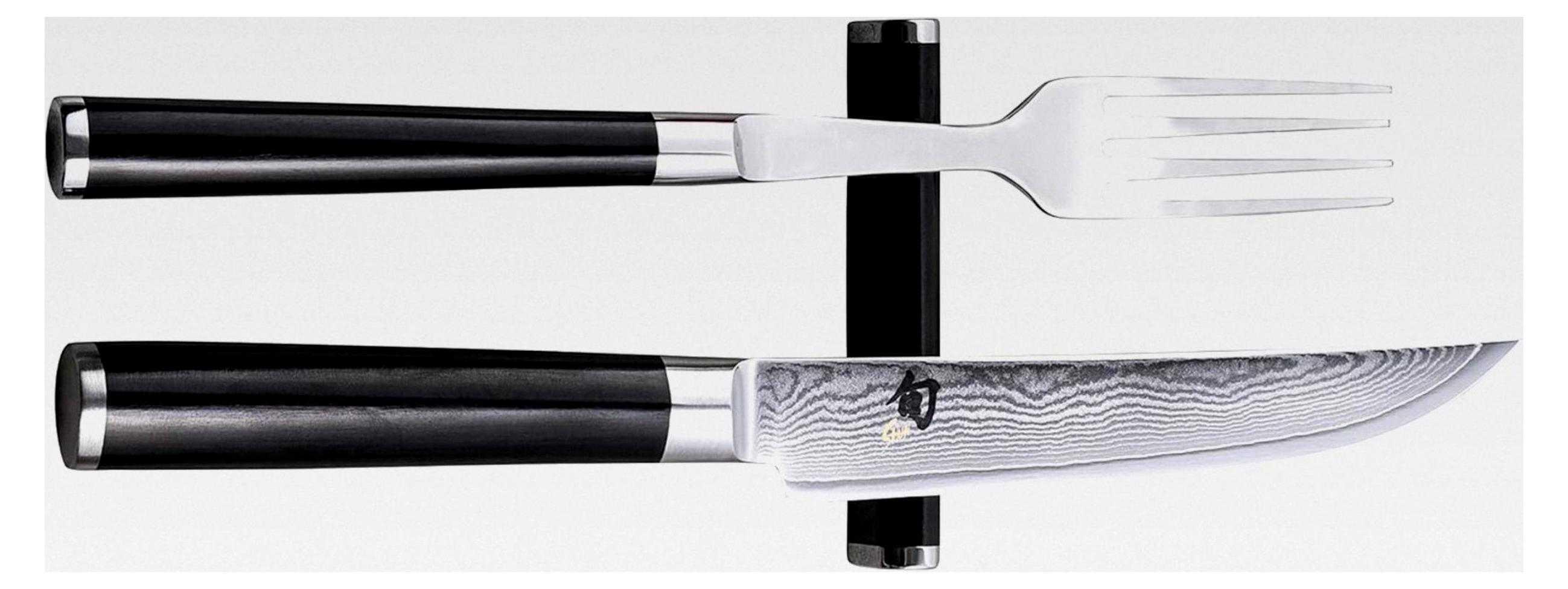 KAI Classic japanisches Besteckset 3-teilig - Steakmesser 12 cm Klingenlänge Damast 32 Lagen VG MAX Kern - 61 (±1) HRC + Gabel aus Edelstahl + Messerbänkchen - Pakkaholzgriff