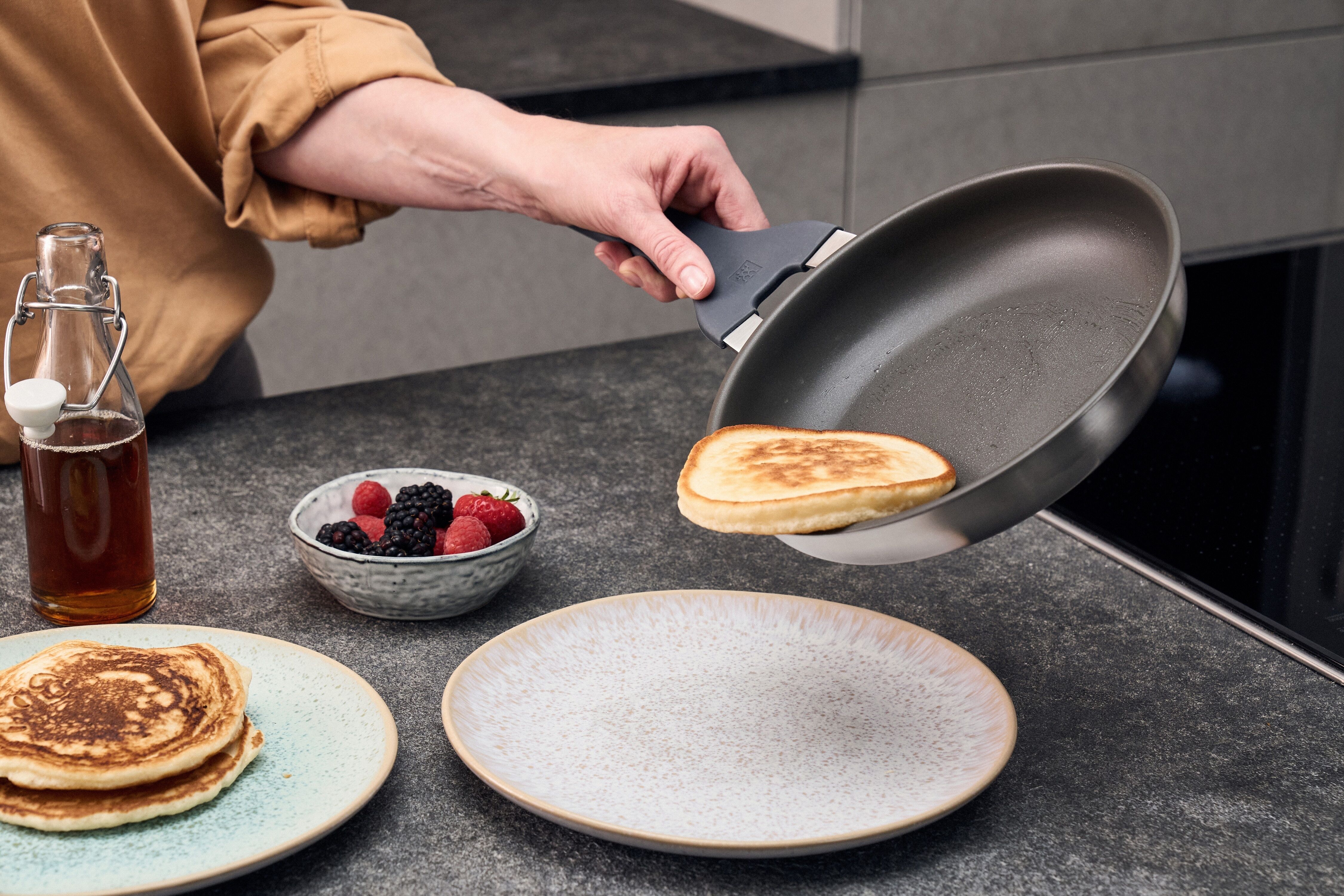 Bratpfanne ZWILLING "Simplify", silber (silberfarben, grau), Ø:20cm, Pfannen, Bratpfanne, Keramikbeschichtung, Stay-Cool-Griffe, Sandwichboden