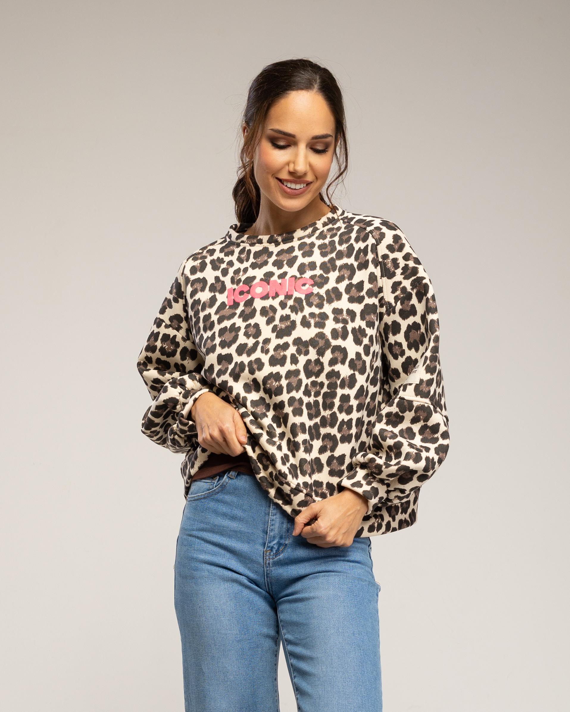 Sweatshirt met dierenprint en de tekst 'iconic' in neonkleur.