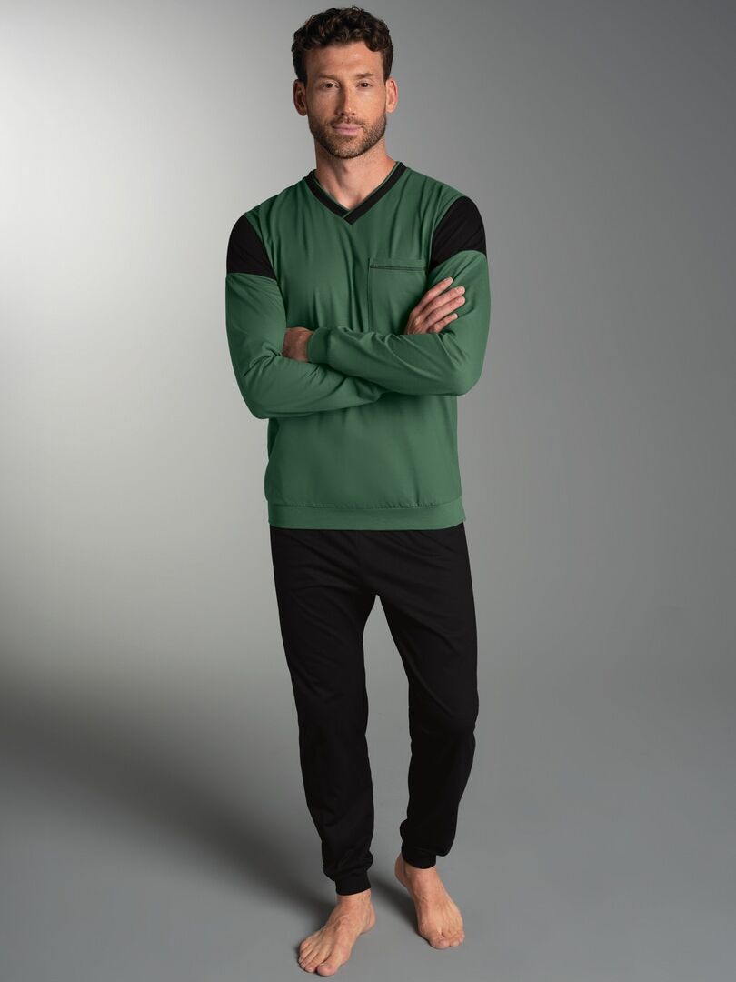 Schlafanzug TRIGEMA "TRIGEMA Schlafanzug in modischem Design", Herren, Gr. M, grün (efeu), Single Jersey, 100% Baumwolle, Basic, V-Ausschnitt, Homewear-Sets Schlafanzug