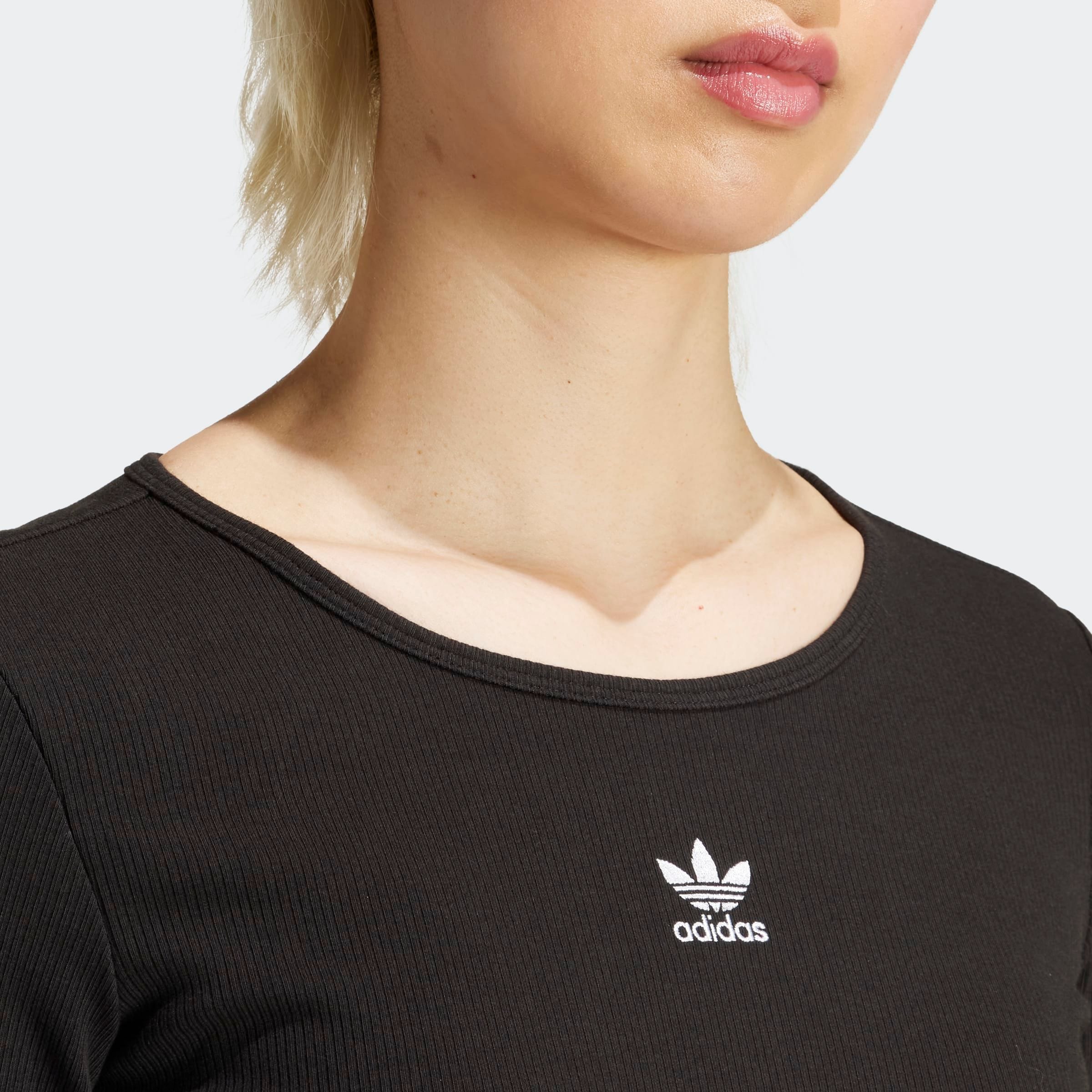 Adidas Originals "ESSENTIALS RIBBED" bauchfrei, aus Baumwolle, Viskose und Elasthan, weicher Rippstrick