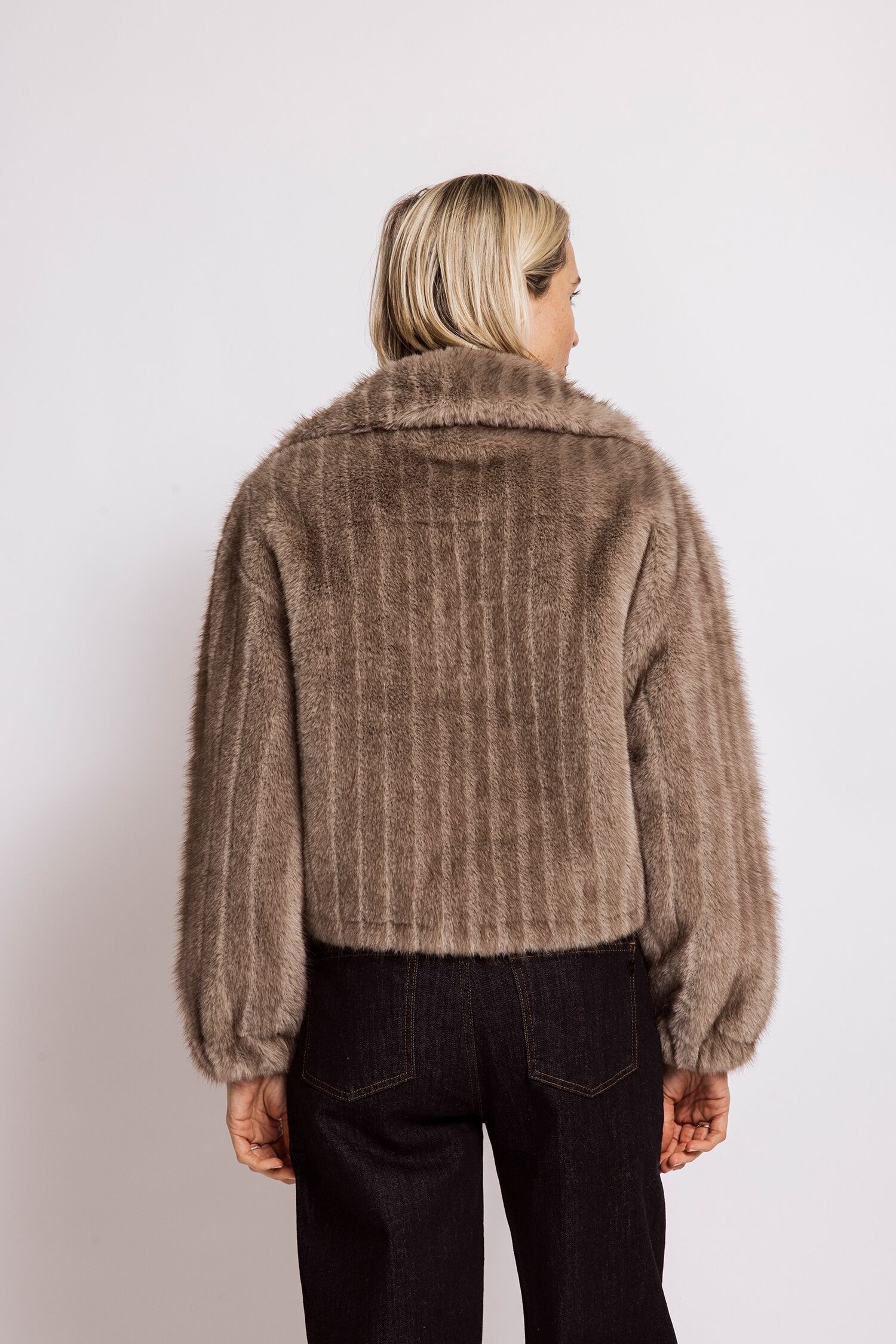 Kurzblazer ZHRILL "CHARLA", Damen, Gr. M, braun (sand), Web, Obermaterial: 100% Polyester, unifarben, bequem hüftlang, V-Ausschnitt, Blazer Kurzblazer, Fellimitat-Jacke, Reverskragen, Casual Stil, bequeme Passform sand M