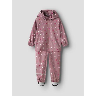 Regenanzug NAME IT "NMNDRAIN05 RAIN SET AOP FO", Kinder, Gr. 86, rosa (wistful mauve aop:hearts), Web, Obermaterial: 100% Polyester, bedruckt, Sportanzüge Regenanzug, aus Kunstfaser, in Webart, bequeme Passform