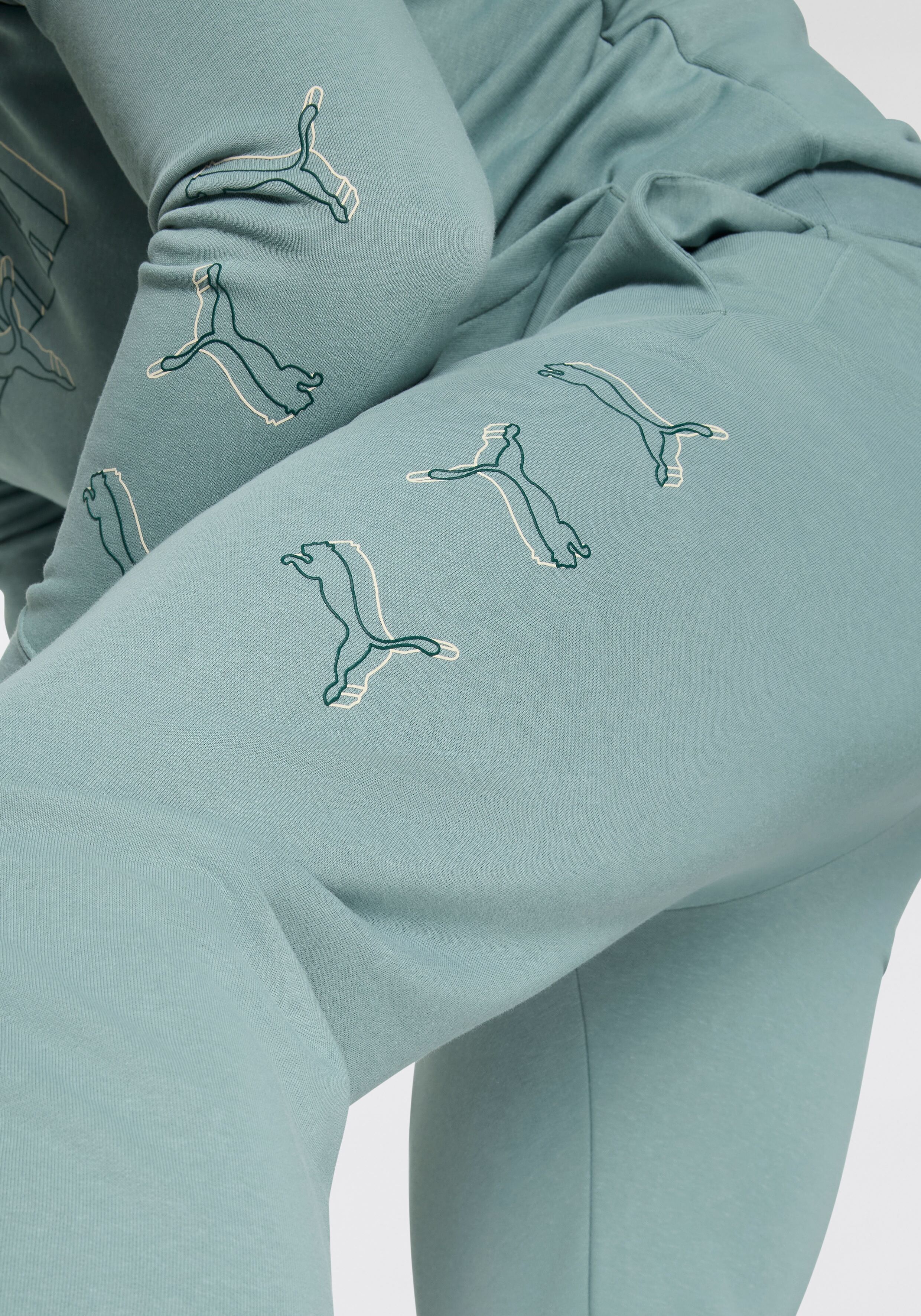 Trainingshose PUMA "ESS LOGO LAB EXECUTION SWEATPANTS TR CL", Herren, Gr. L, N-Gr, grün (grün moon), Sweatware, Obermaterial: 68% Baumwolle, 32% Polyester, bedruckt, regular fit normal, Hosen Trainingshose, Regular Fit, für Sport und Freizeit, sportlicher