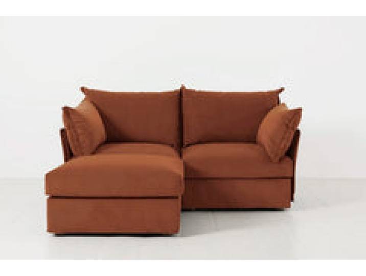 Zweisitzer-Sofa Model 06 mit Chaiselongue links, Umbrabraun