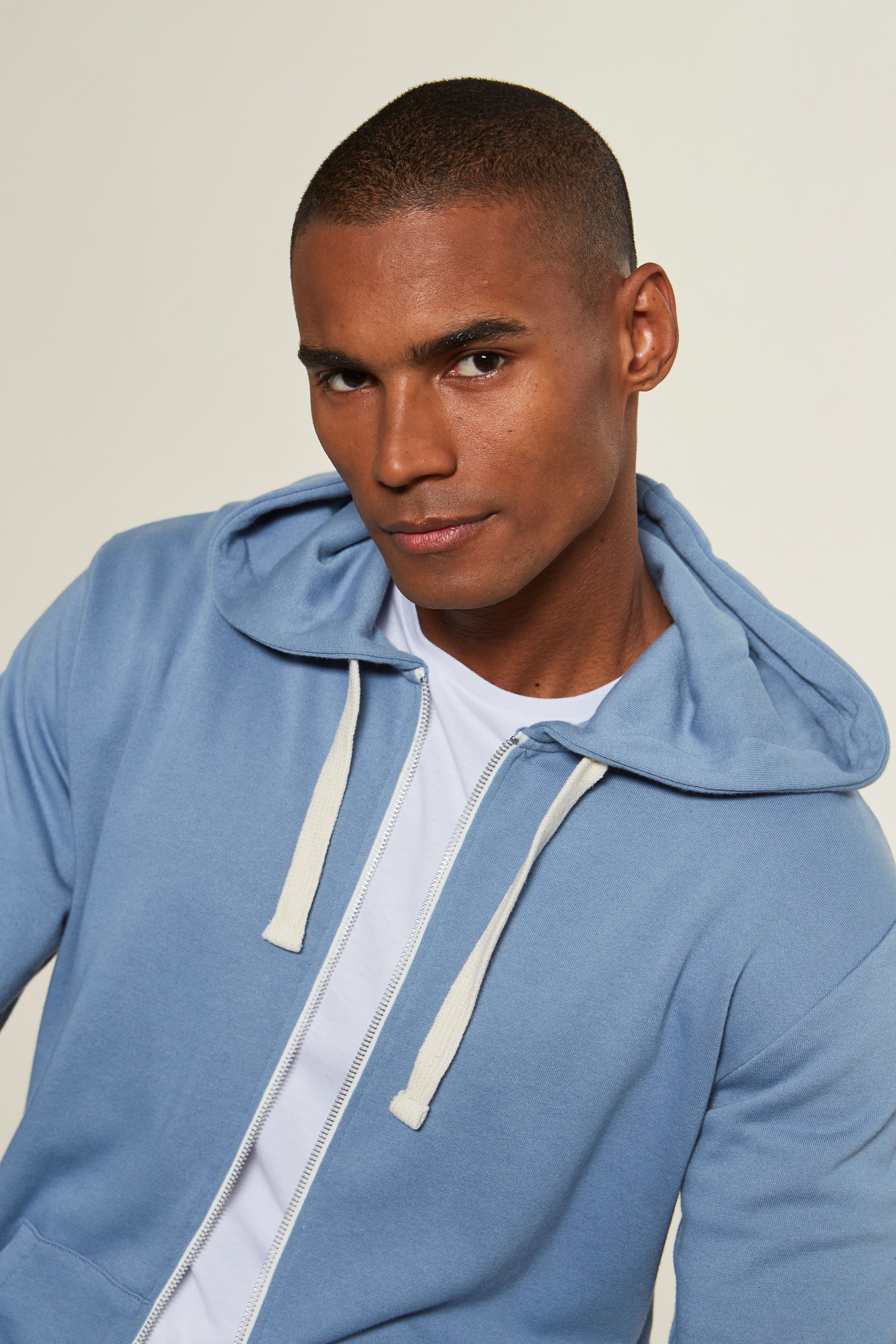 Kapuzensweatjacke KANGAROOS, Herren, Gr. M (48/50), blau (hellblau), angeraute Sweatware, Obermaterial: 60% Baumwolle, 40% Polyester, unifarben, bequem normal, Rundhals, angesetztes Bündchen, Sweatjacken Kapuzensweatjacke, mit Kapuze, kontrast Zipper und 