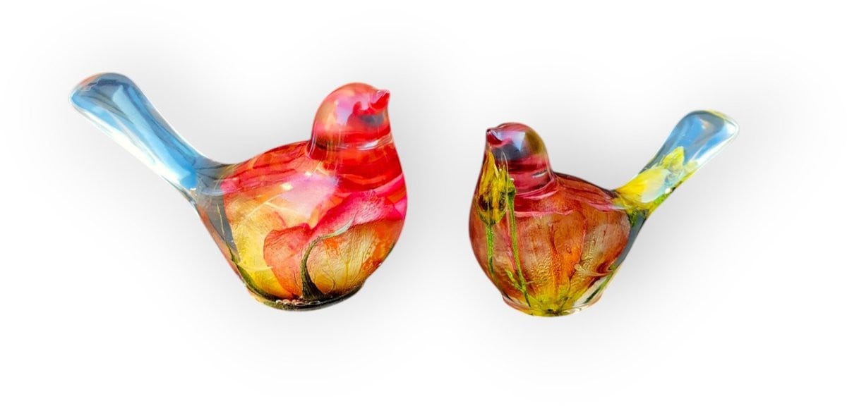 Set van 2 handgemaakte epoxy vogeltjes met bloemen voor decoratie