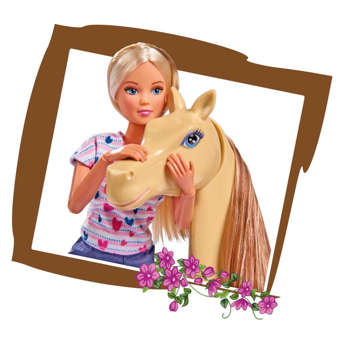 Simba Steffi mit Pferd im Jockey-Outfit (105730939)