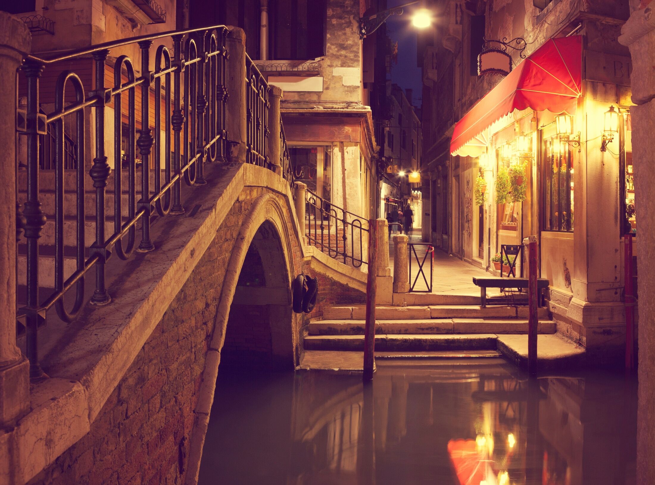 Fototapete PAPERMOON "VENEDIG-CANAL GASSE ALTSTADT RETRO GASSE BLUMEN MAUER", bunt, B:4,5m L:2,8m, Vlies, Tapeten, Fototapete bunt B/L: 4,5m x 2,8m, Bahnen: 9 Stk.