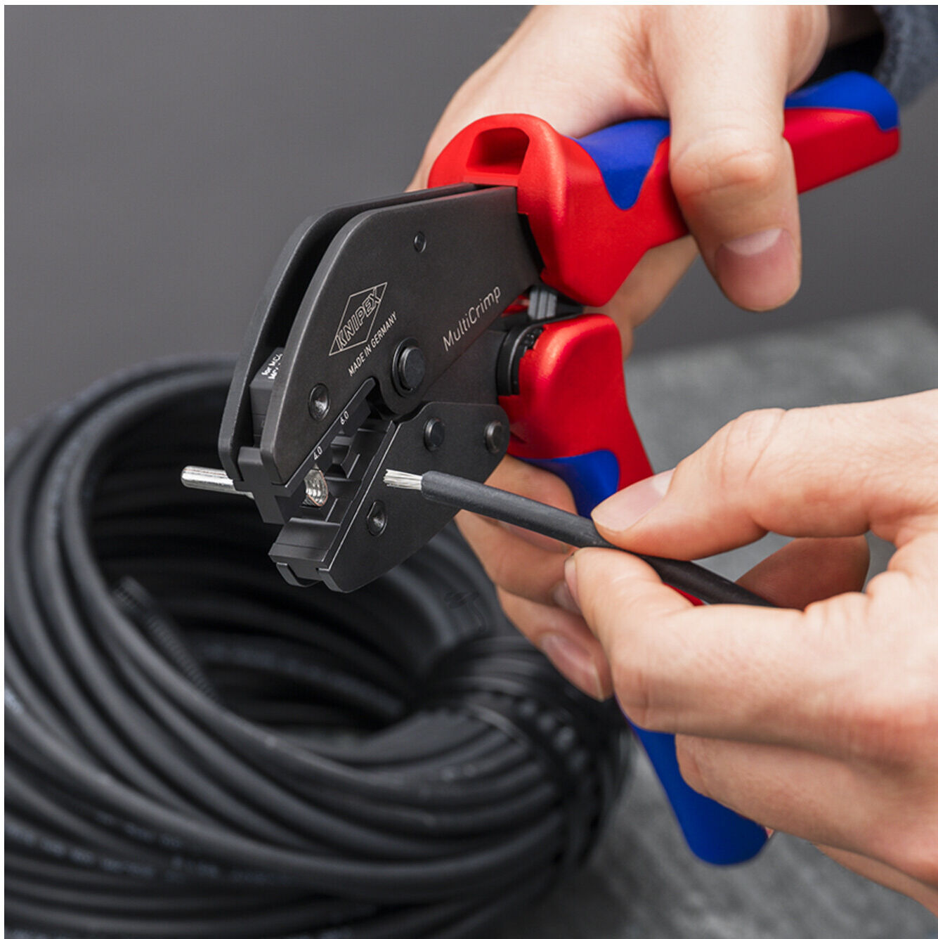 KNIPEX 97 33 03 MultiCrimp® Crimpzange mit Wechselmagazin mit Mehrkomponenten-Hüllen brüniert 250 mm)