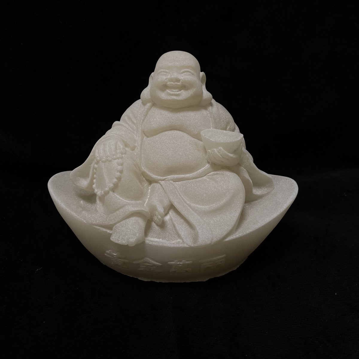 Fengshui Sneeuwkwarts Boeddha beeldje zittend op sycees, 12 x 9 cm