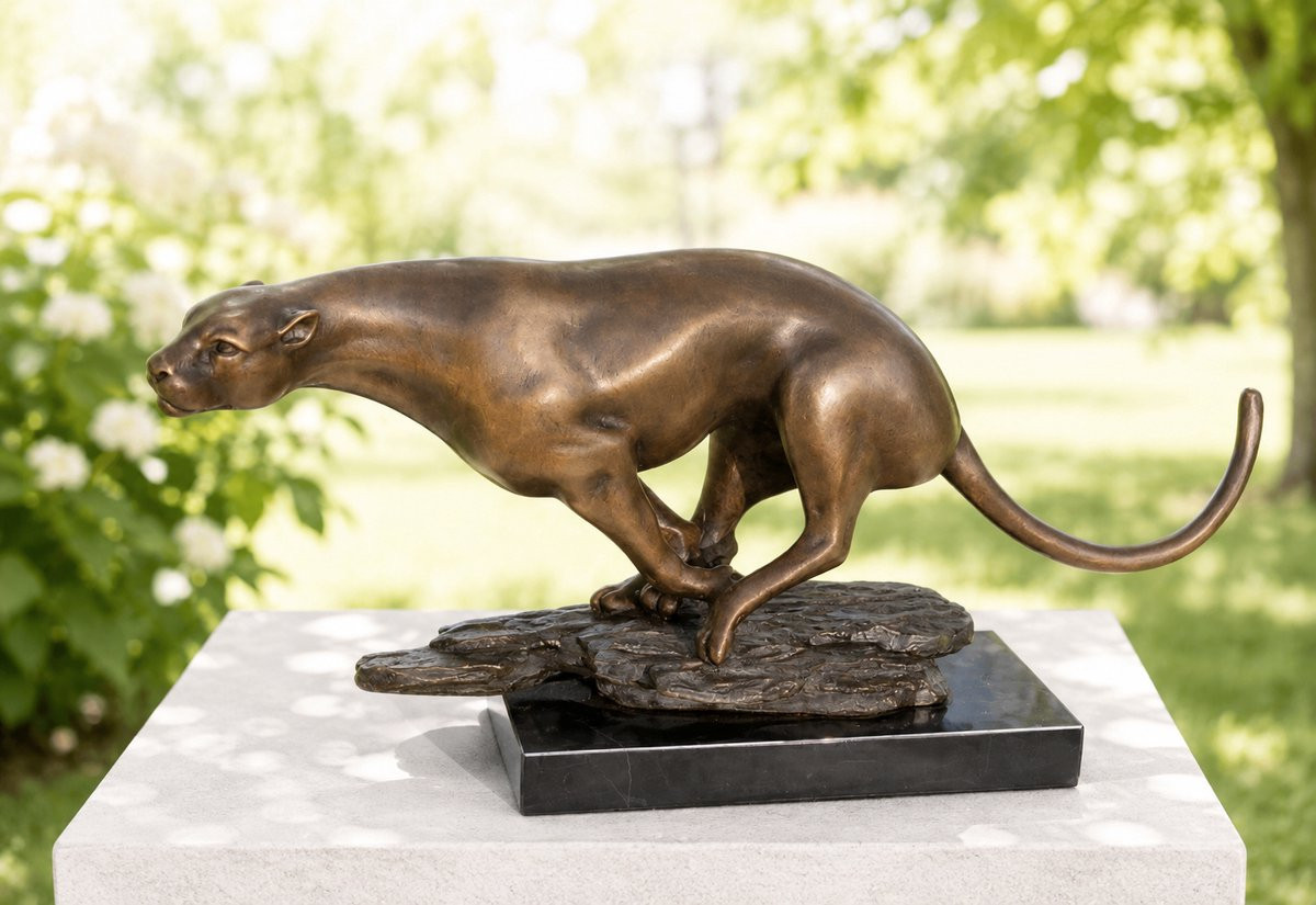 Bronzen beeld van een jachtluipaard voor op tafel