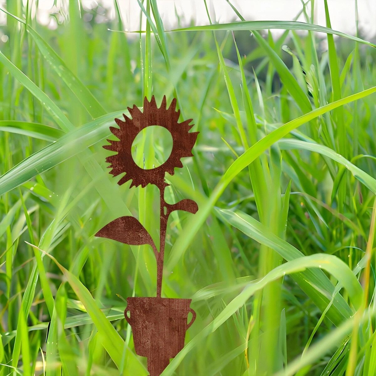 INF Brauner Eisen-Gartenstecker, rostbeständiger Deko-Bodenspieß für Blumenbeete, Rasenflächen und Gartenwege