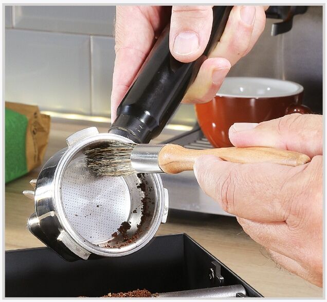 Cilio Barista Reinigingsborstel   Koffiezetapparaat Accessoire   Borstel voor Filterdrager   Kersenout Handvat   Hoogwaardige Espresso Onderhoud