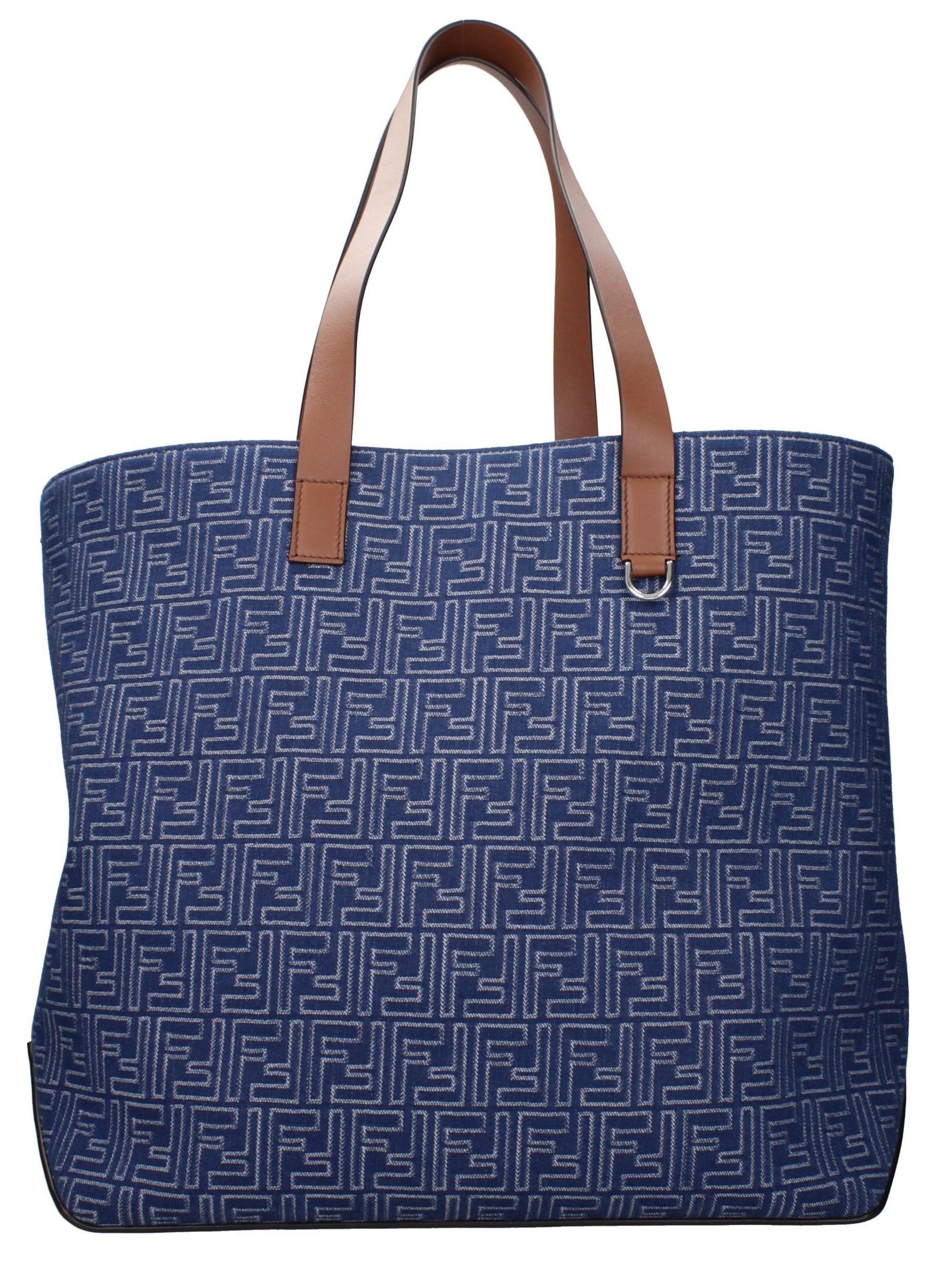 Fendi Schultertasche aus Stoff in Blau