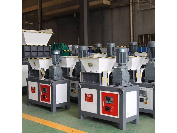 Déchiqueteuse de plastique pour la construction, broyeur de gabarits de chantier, machine de déchiquetage rapide des déchets plastiques de chantier