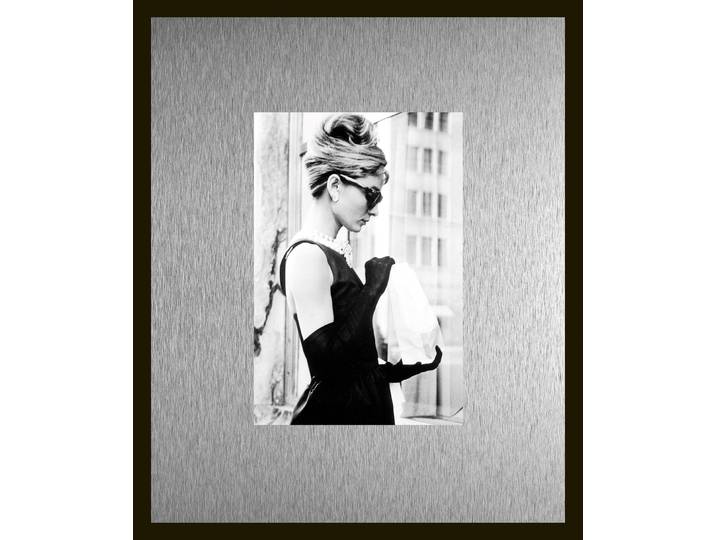 Bild QUEENCE Trend Wandbild, Wandkunst, Kunstdruck Audrey Hepburn , schwarz-weiss (farbe rahmen: schwarz, farbe bild(er): silber), B:40cm H:30cm T:1,5cm, Aluminium, Bilder, Bild, inkl. Passepartout aus hochwertigem Aluminium und schwarzem Rahmen