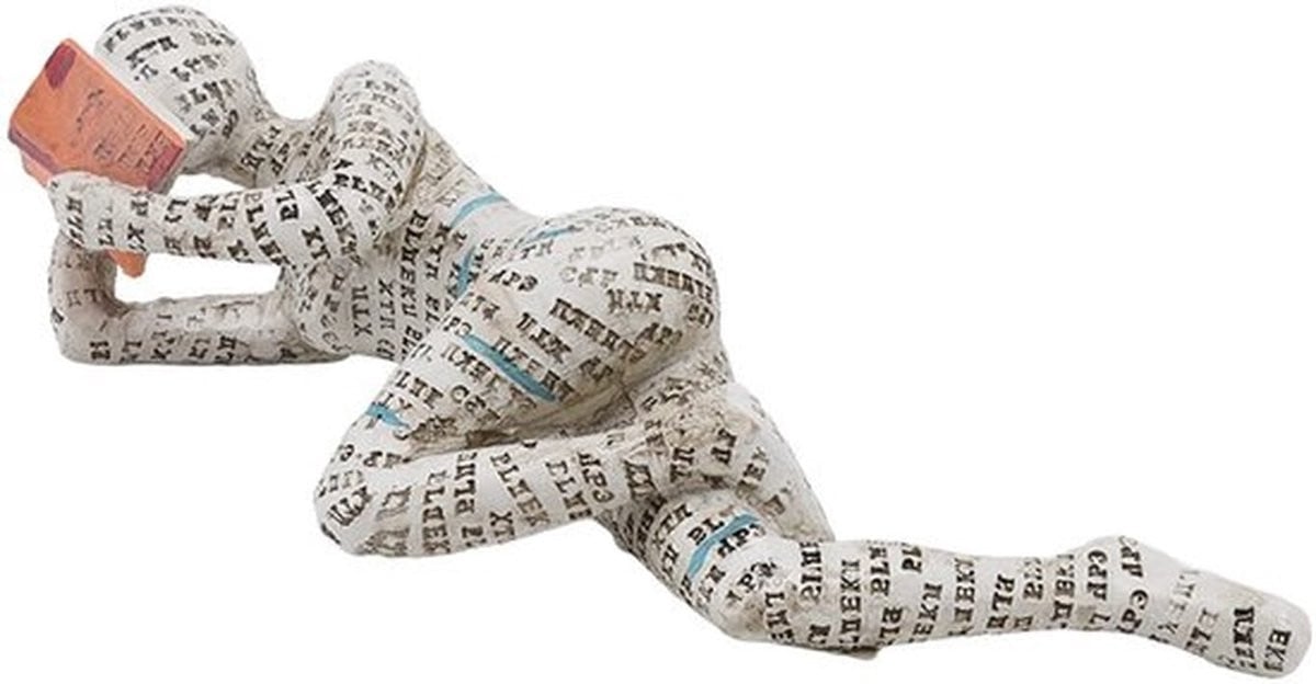 Creatief beeldje van een lezende vrouw - Abstracte hars sculptuur voor decoratie van je home office of tafelblad