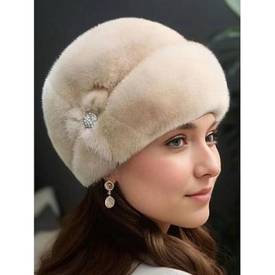 Weihnachtsmütze aus Kunstpelz für Damen mit Schmuckstein-Blumendetail, weiches Plüschdesign in mehreren Farben für die Winterferien