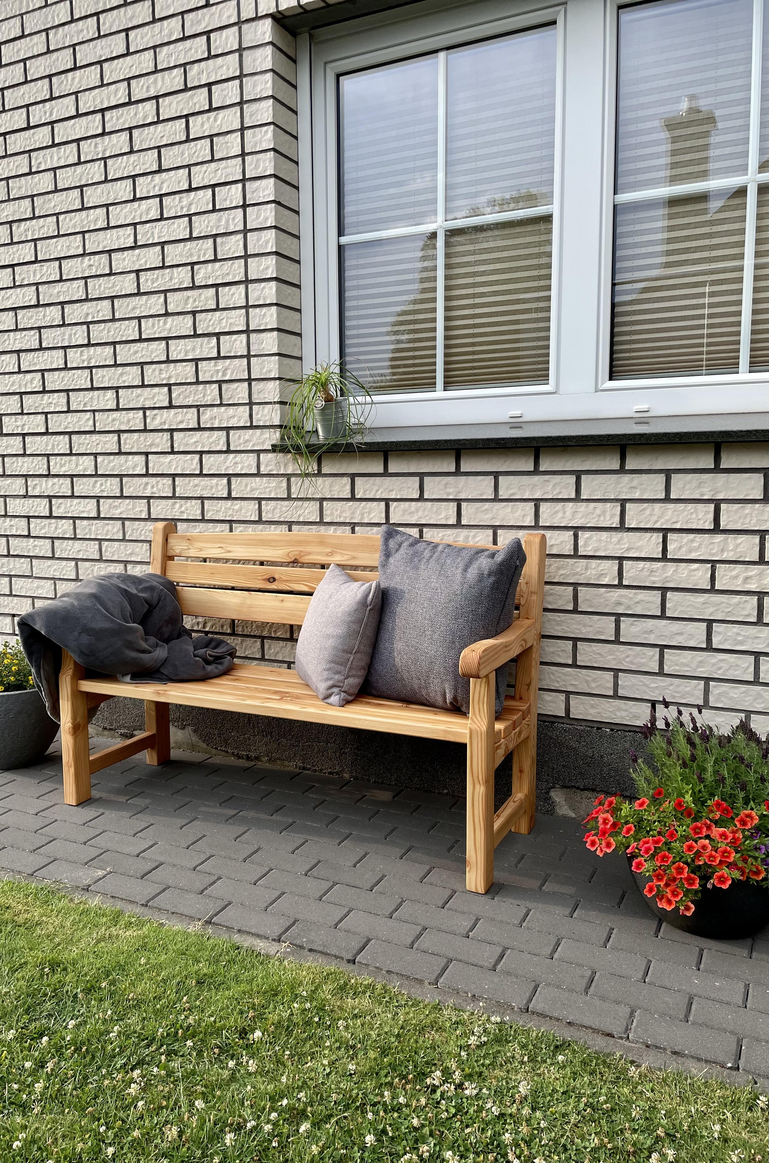 Gartenbank aus Lärchenholz | Personalisierbar mit Gravur | Holzbank wetterfest | Sitzbank für Garten & Terrasse | Handgefertigt 145 x 40 x 45 cm