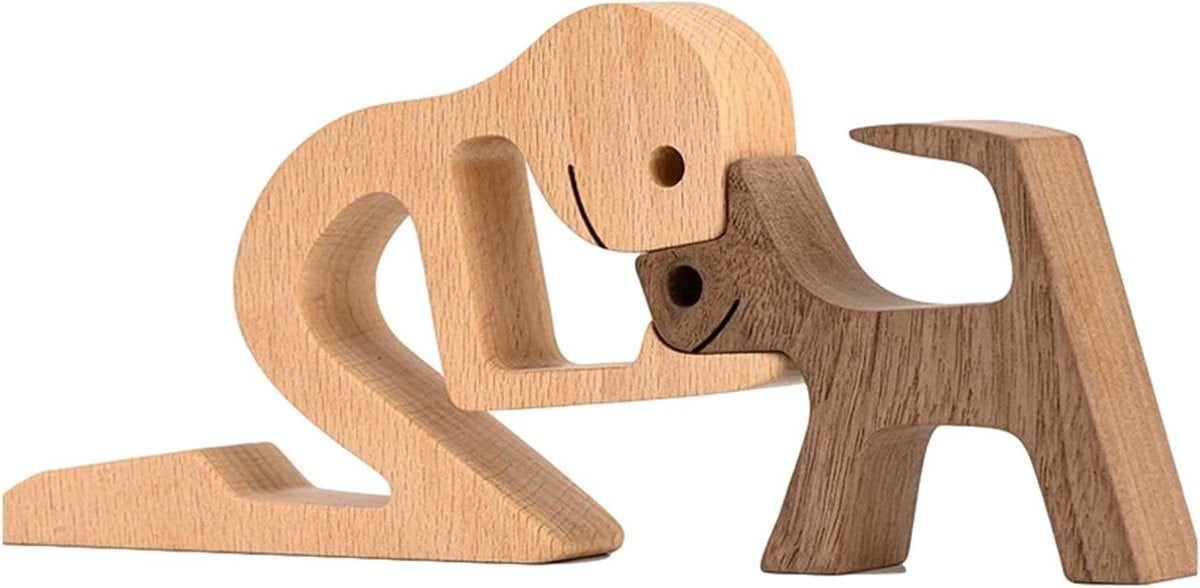 Handgesneden houten beeldje van mens en hond in bruin voor decoratie op tafel