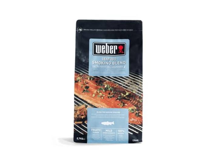 Weber VisHoutsnippers Mix Hardhout 0,7 Kg BBQ Smoker Brandstof Alternatief Voor Briketten 100% Natuurlijke Houtsnippers (17665)