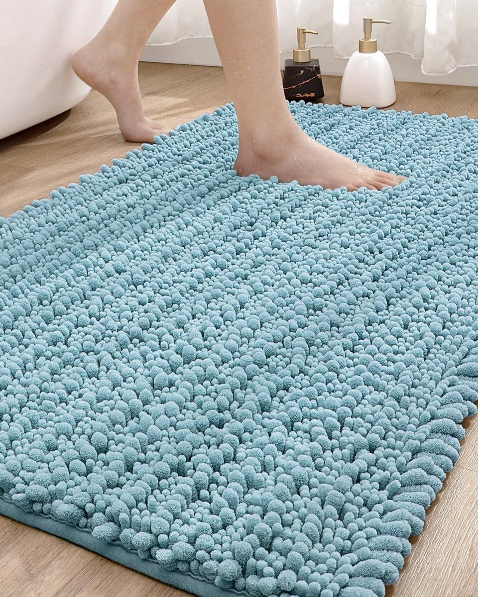 Lichtblauwe zachte chenille badmat voor in de badkamer, 60 x 109 cm
