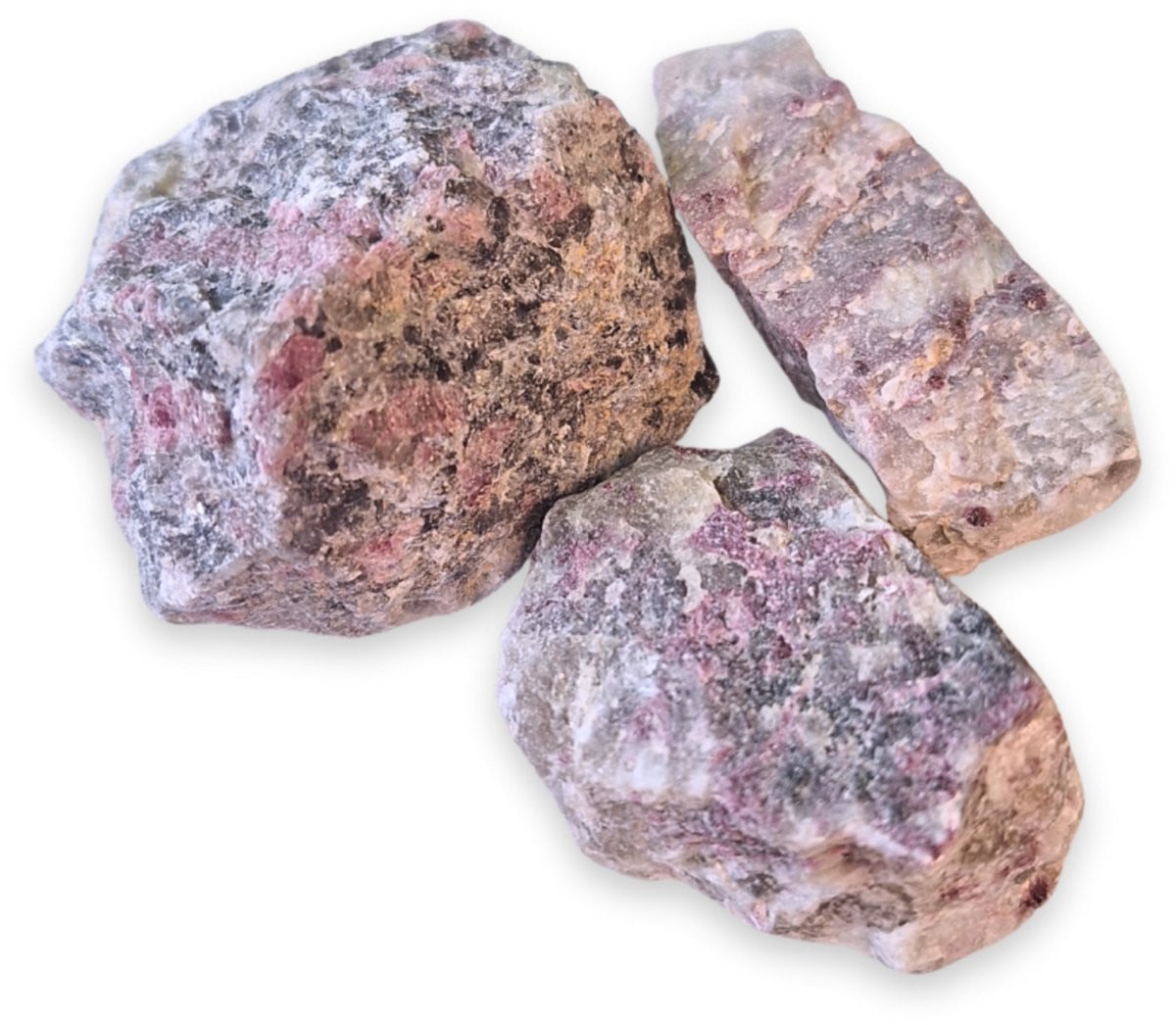 Rubeliet in matrix uit Madagaskar, 250 gram ruwe brokjes