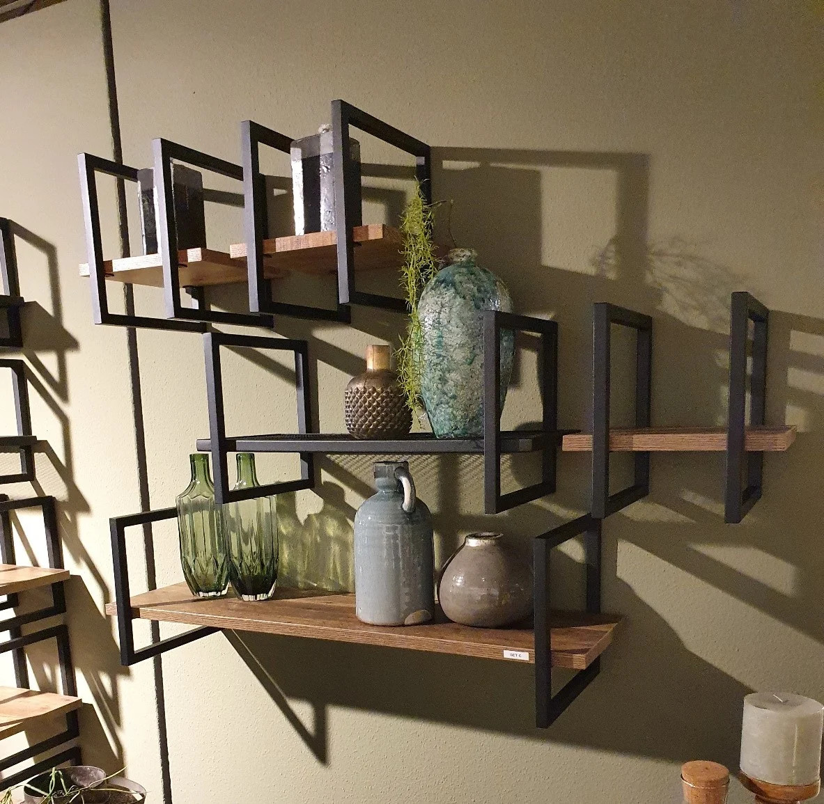 Wandschap Bombay van WoonMax in de kleur Orient, uitgevoerd in metaal en houtlook