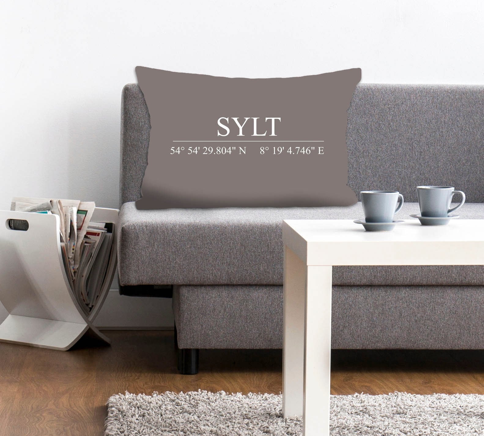 Dekokissen QUEENCE "Sylt", grau (grau, bedruckt), B:40cm L:60cm, Polyester, Dekokissen_Sitzkissen_Kissenhüllen, Dekokissen, Kissenhülle,Sylt Schriftzug,Sylt,Koordinaten,Nordsee,Maritim