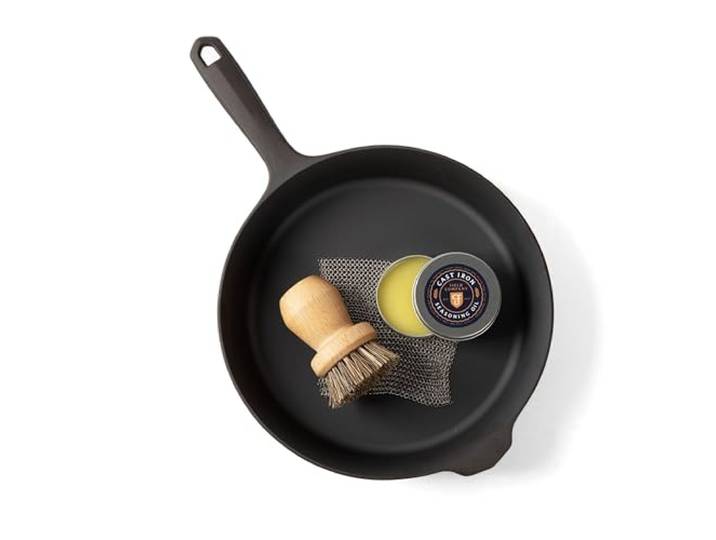 Field Gusseisen-Starter-Set, 26,7 cm, Gusseisen-Bratpfanne mit Reinigungsset: Naturfaserbürste, Kettennetzschrubber und Bio-Gewürzöl, leicht, vorgebrannt, hergestellt in den USA, Vintage-Design