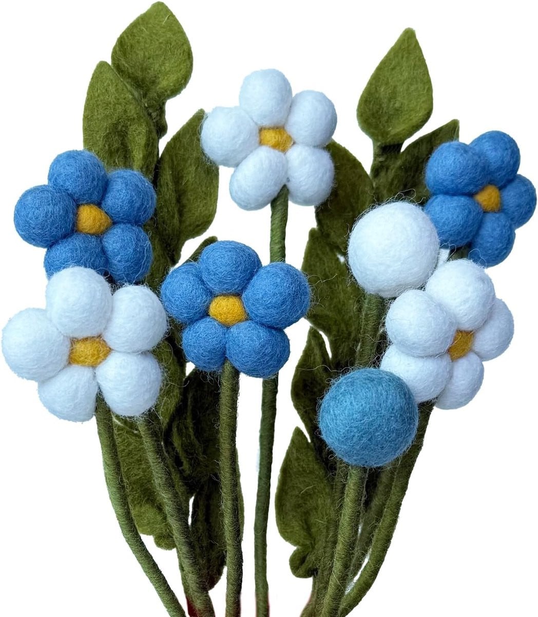 Handgemaakt boeket van duurzame vilten bloemen voor realistische decoratie