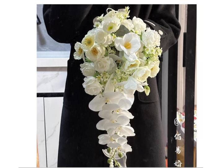 Mariage de la mariée tenant des fleurs nouvelle corée voyage pour tirer des bouquets de gouttes d'eau cascade simulation de fiançailles chaude fleur gir