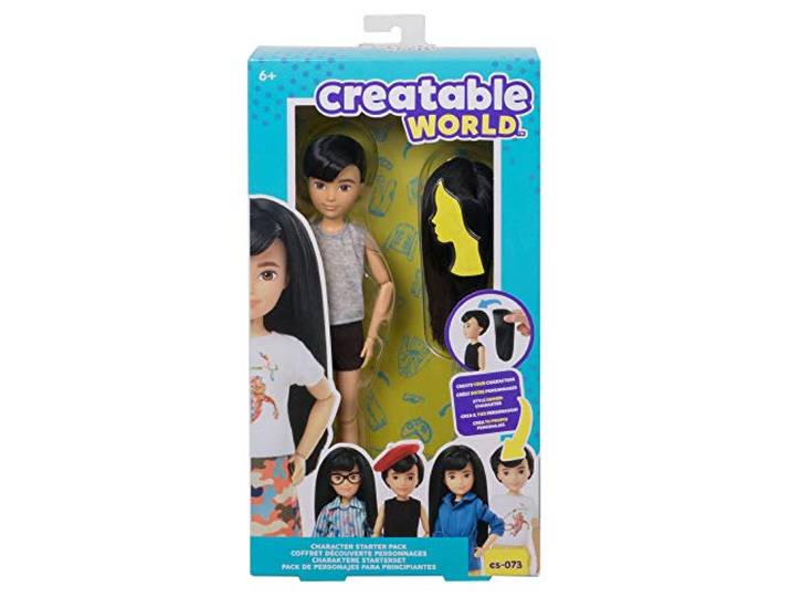 Creatable World Startset met Figuur, Pop met Zwart Haar en Bruine Ogen, Pruik met Lang Haar, Afneembare Tanktop en Shorts, Creatieve speelmogelijkheden voor kinderen vanaf 6 jaar