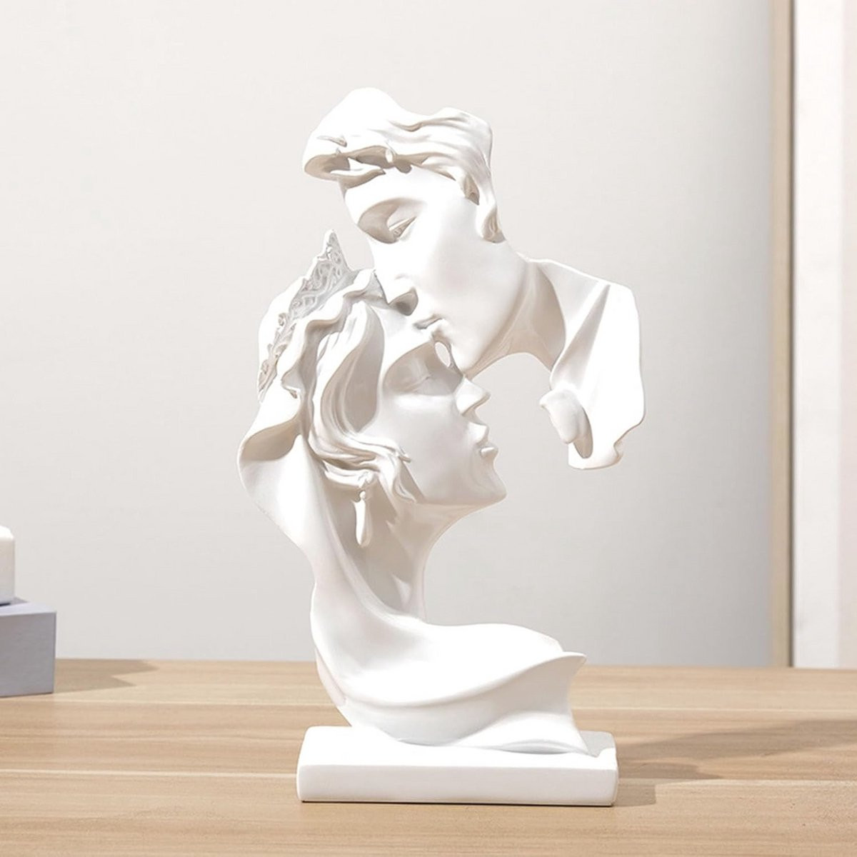 Romantisch Sculptuur van een Kus - Abstracte Kunst voor Woondecoratie