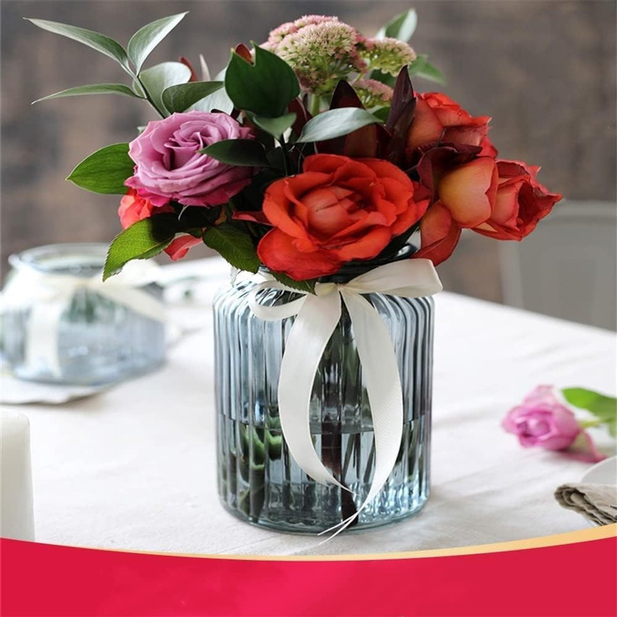 Blauwe ronde decoratieve glasvaas voor het presenteren van bloemen