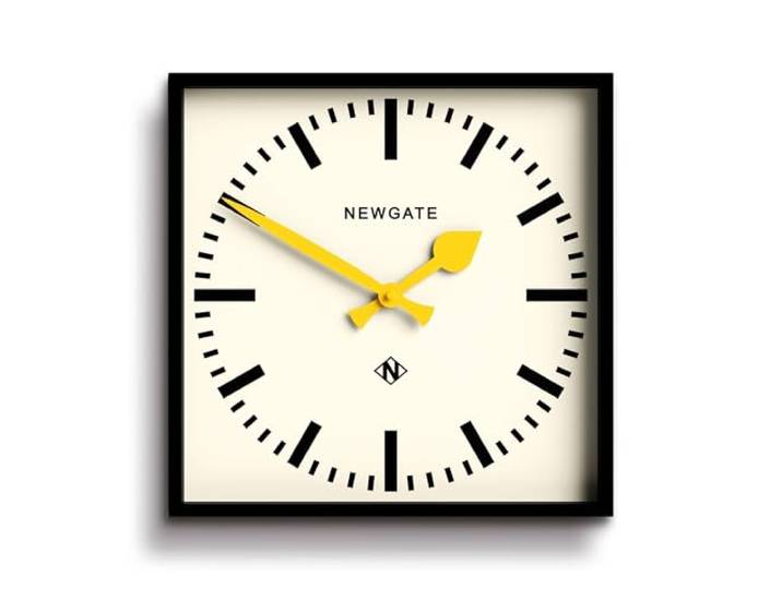 NEWGATE® Number Five wandklok Vierkante stationsklok 33cm Zwart & geel