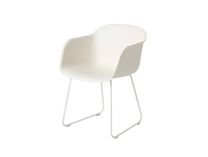 Muuto Fiber Armlehnstuhl sled base Natural white, Weißer Sitz