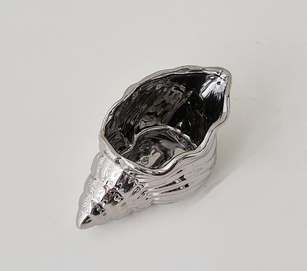 Keramische Conch Sculptuur Zilver - Handgemaakt Beeldje voor Woondecoratie - B/D/H: 125 x 7 x 6 cm