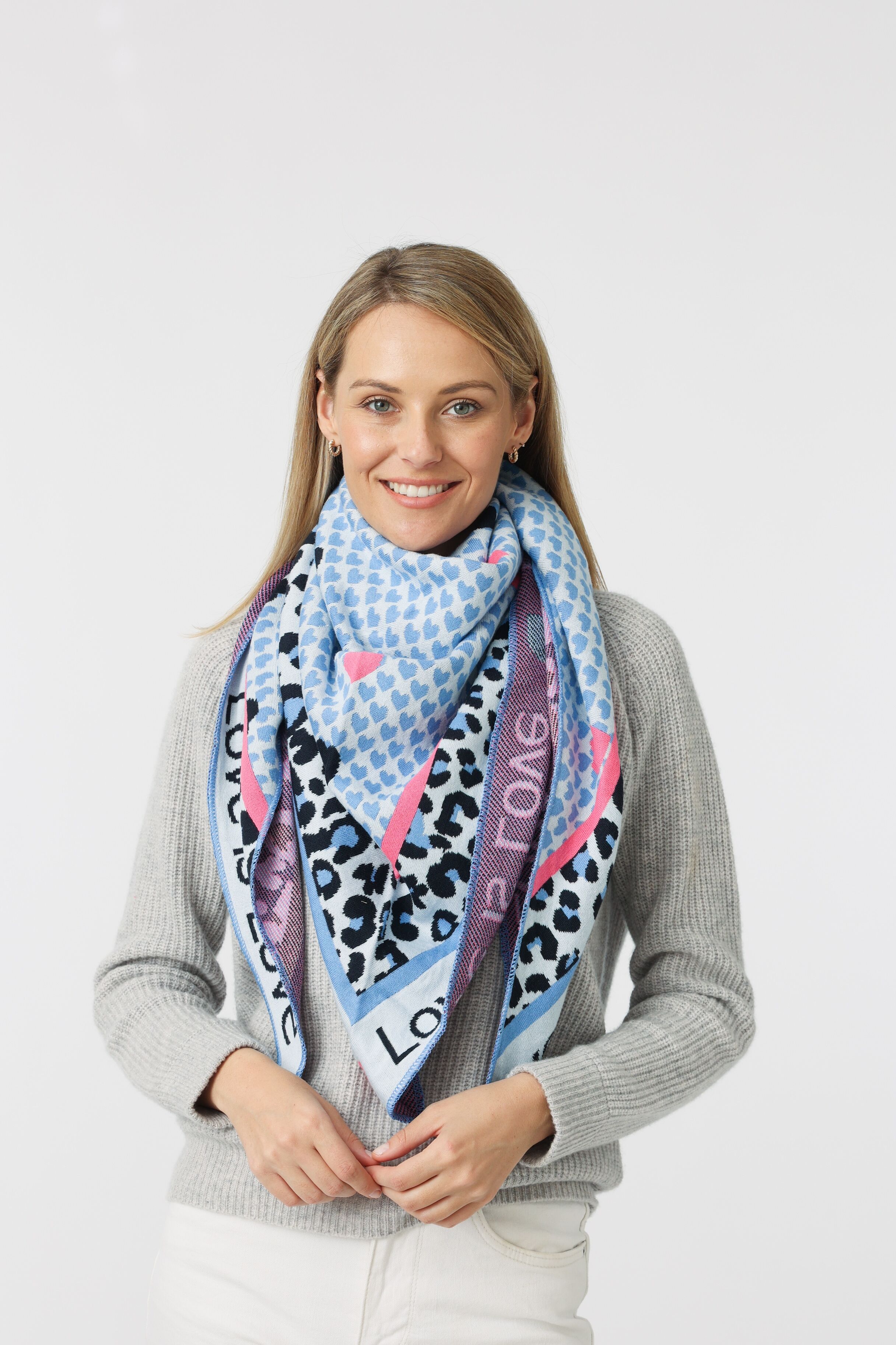 Dreieckstuch ZWILLINGSHERZ "Love is Love", Damen, blau, Feinstrick, Materialmix, Modetücher Dreieckstuch, Feinstrick, Schriftzug, Animal-Muster, wärmend blau Einheitsgröße