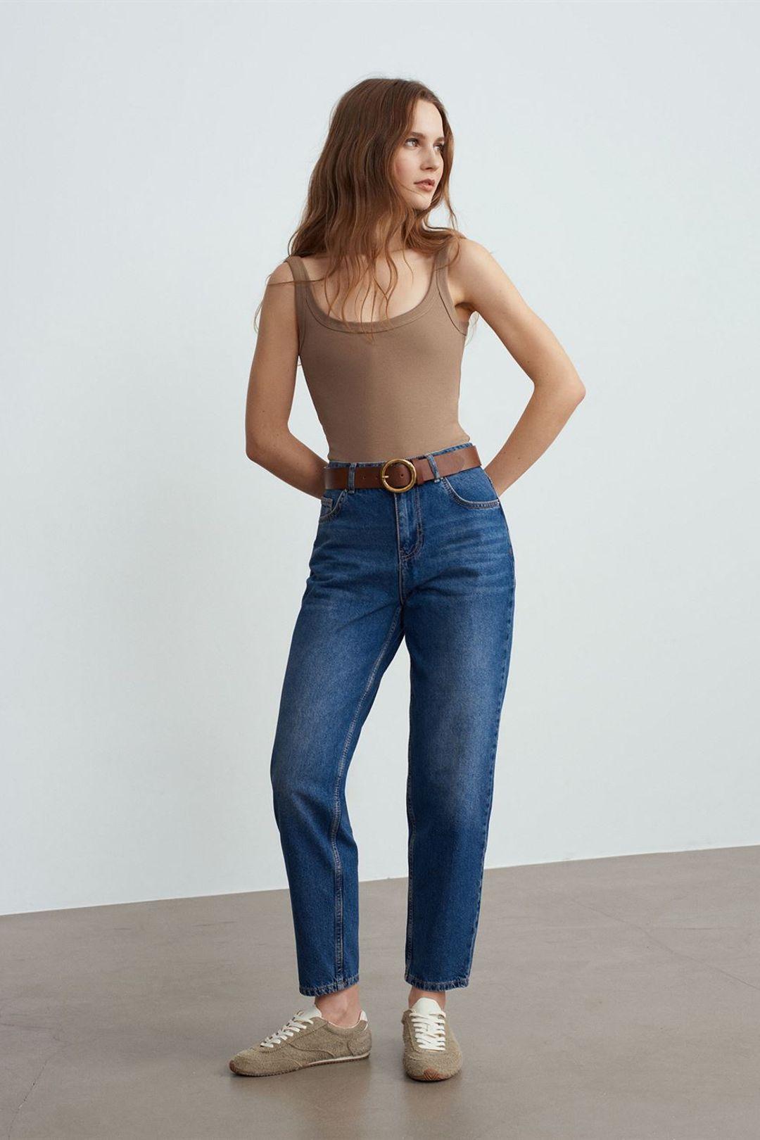 Niedrig geschnittene gerade Baumwolljeans