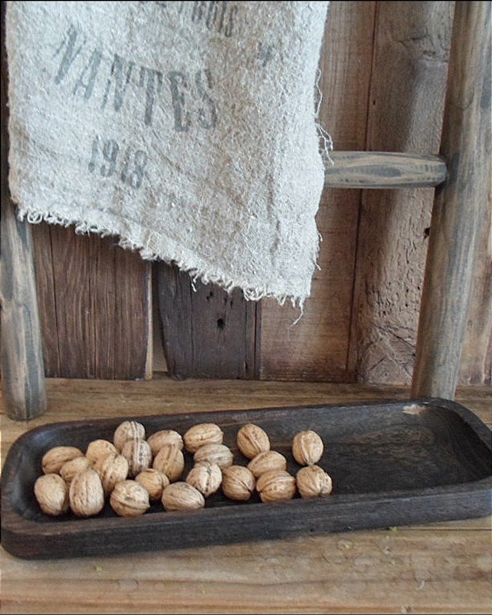 Stoere verweerde houten trog in mat bruin