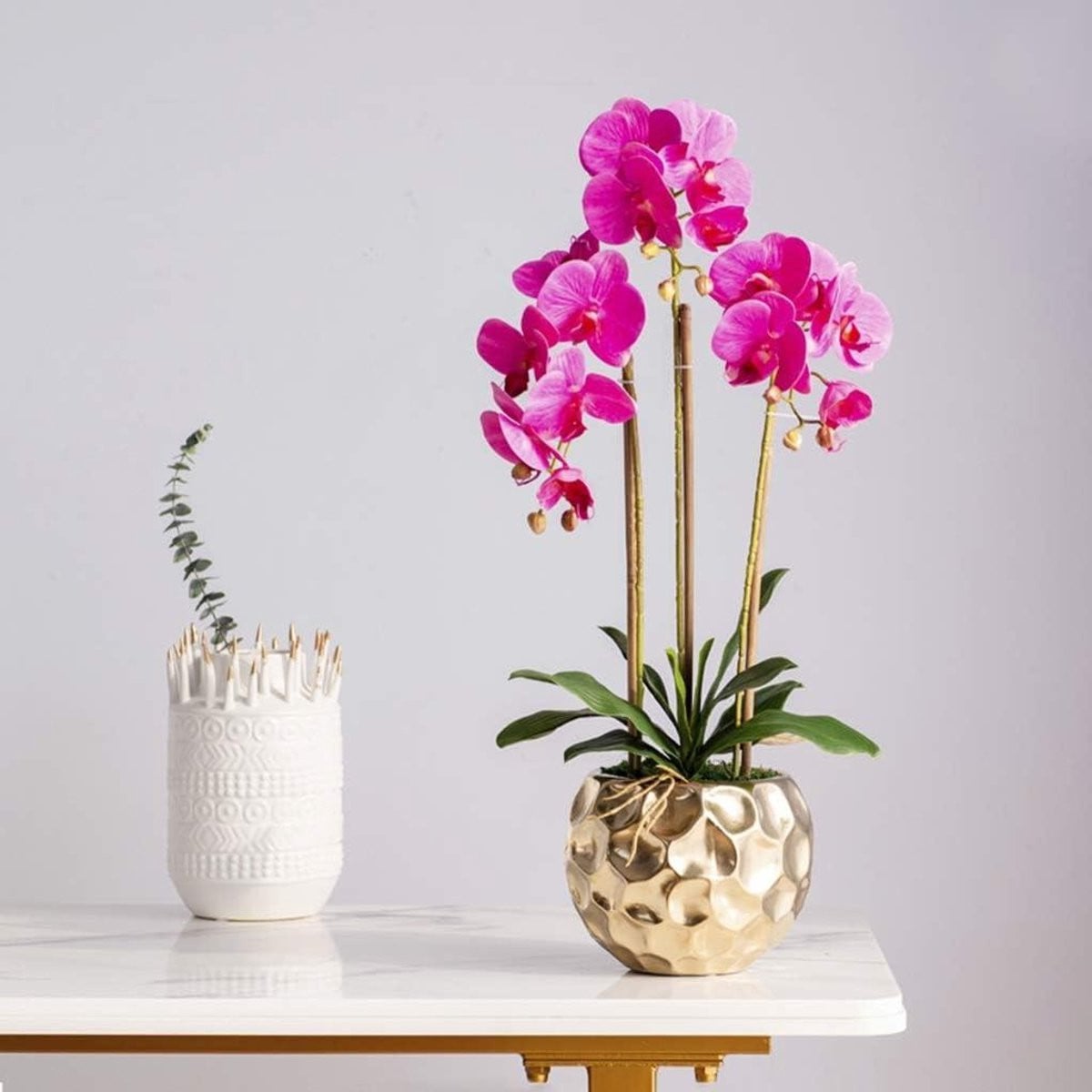 Paarse kunstorchidee in pot voor decoratie