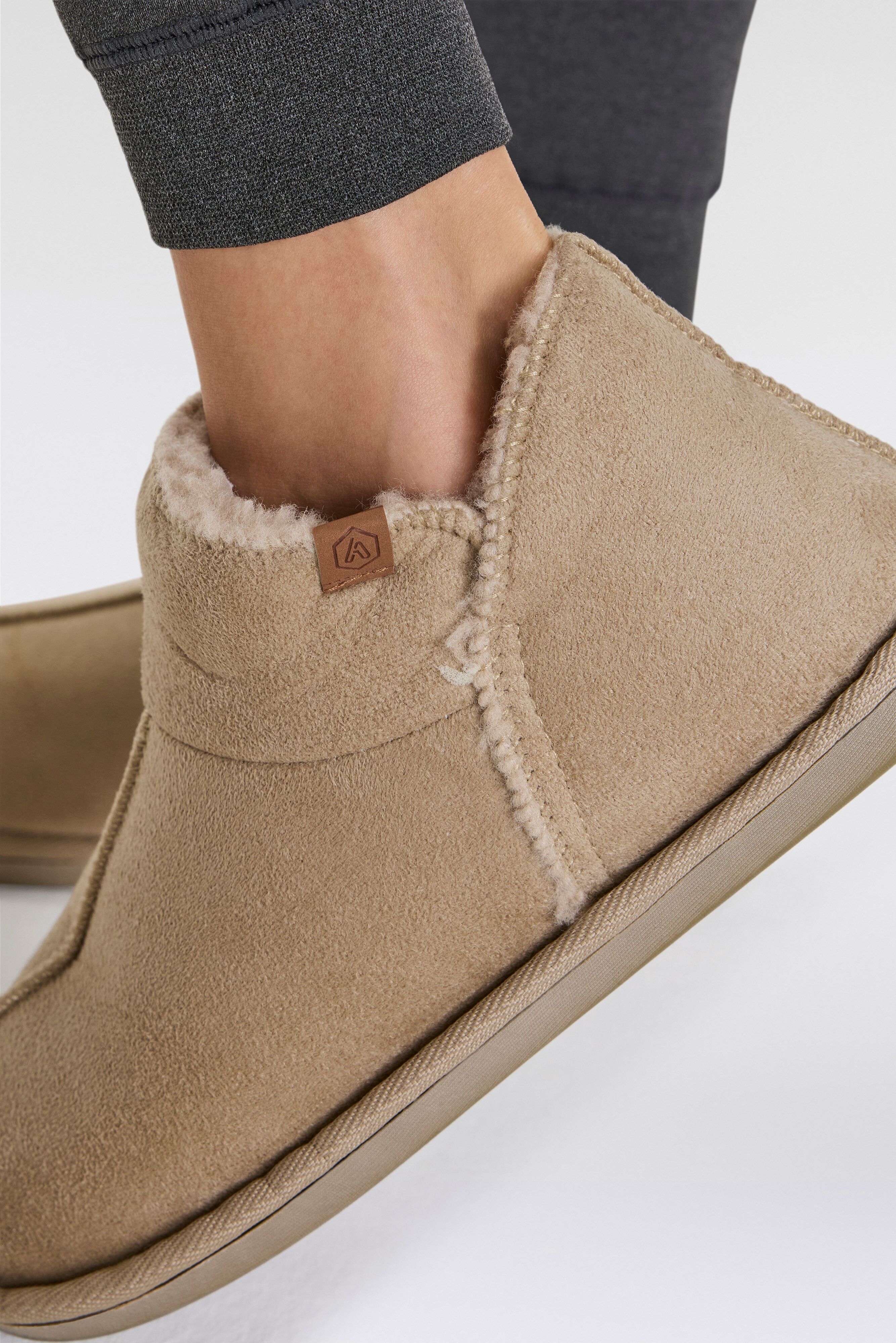 Hausschuh XQ FOOTWEAR "LADIES HOME BOOTS SUEDE", Damen, Gr. 37-38, beige, Obermaterial: 100% Polyester, unifarben, Schuhe Hausschuh, mit Logoprägung und kuscheligen, wärmenden Innenfutter beige 37-38